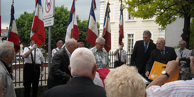 Dépose d'une plaque en mémoire de la Résistance