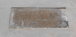 L’inscription de la devise de la ville de Romans n’a pas disparu !