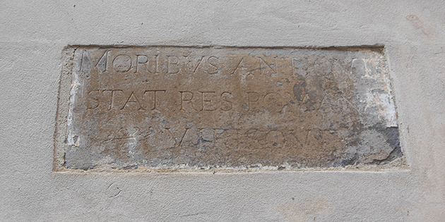 L'inscription de la devise de la ville de Romans n'a pas disparu !