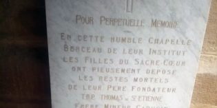 La plaque funéraire des fondateurs de la congrégation des Filles du Sacré-Cœur La plaque funéraire des fondateurs de la congrégation des Filles du Sacré-Cœur