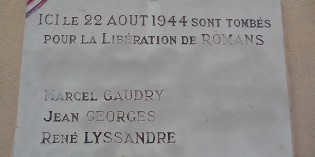 Qui étaient les personnes inscrites sur les plaques commémoratives de la Libération de Romans ?