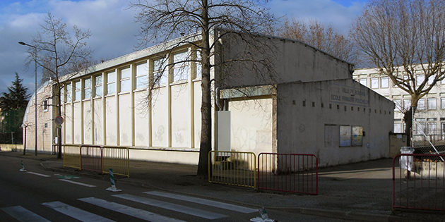 La rue, l'école et le gymnase Pouchelon