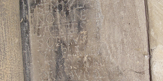 Des inscriptions funéraires du XIIIè siècle dans l'église Saint-Barnard