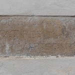 L’inscription de la devise de la ville de Romans n’a pas disparu !
